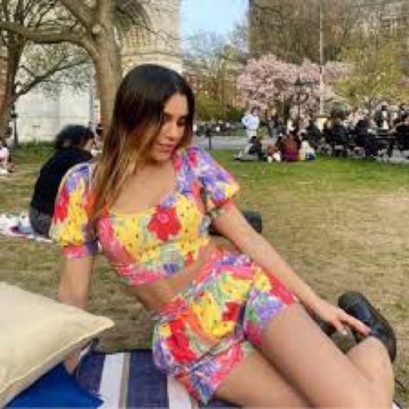 Beautiful Amanda Uprichard Floral set, top xs and shorts small - Picture 4 of 15